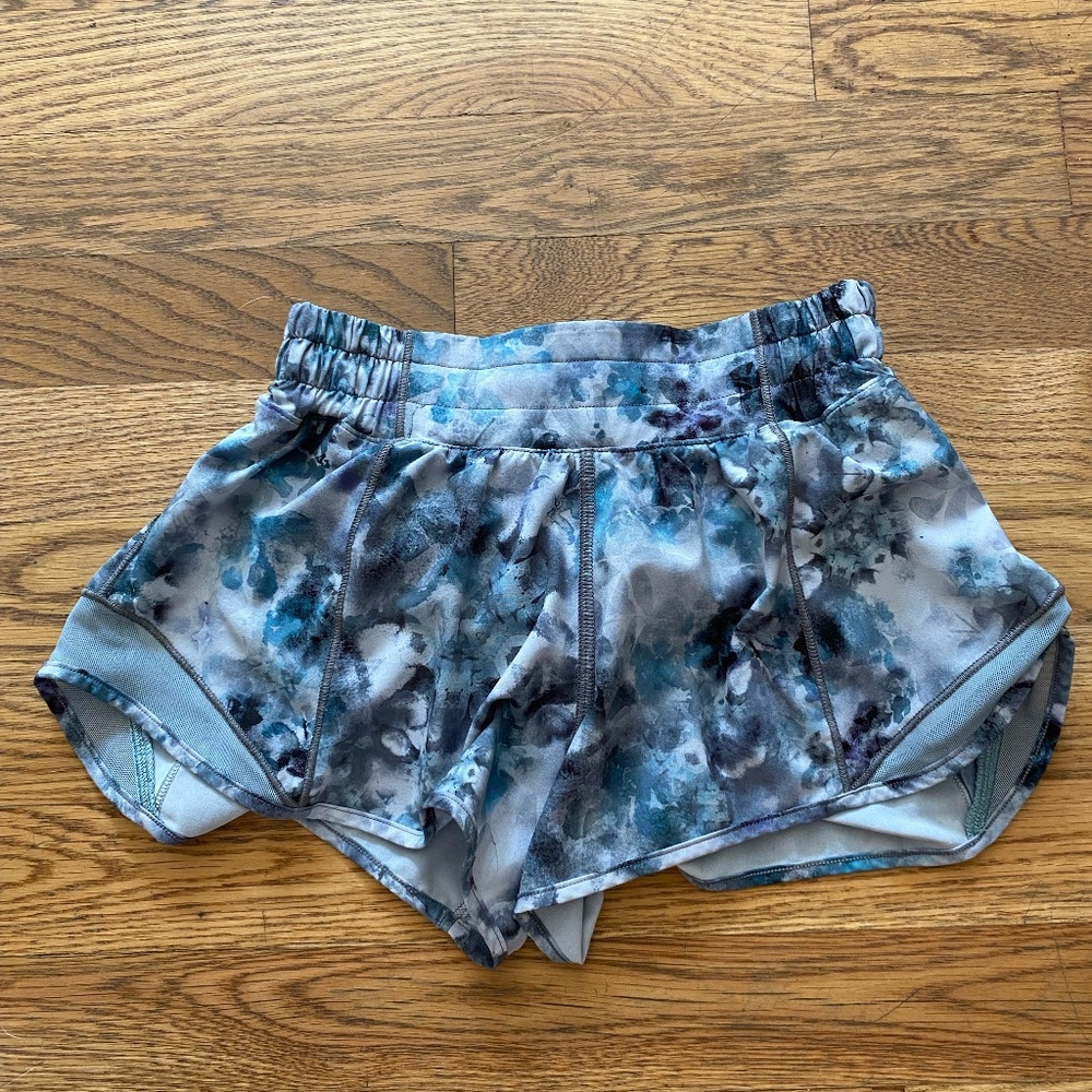 Lululemon Hotty Hot Short Kaleidofloral Multi Blue Cast Size 2